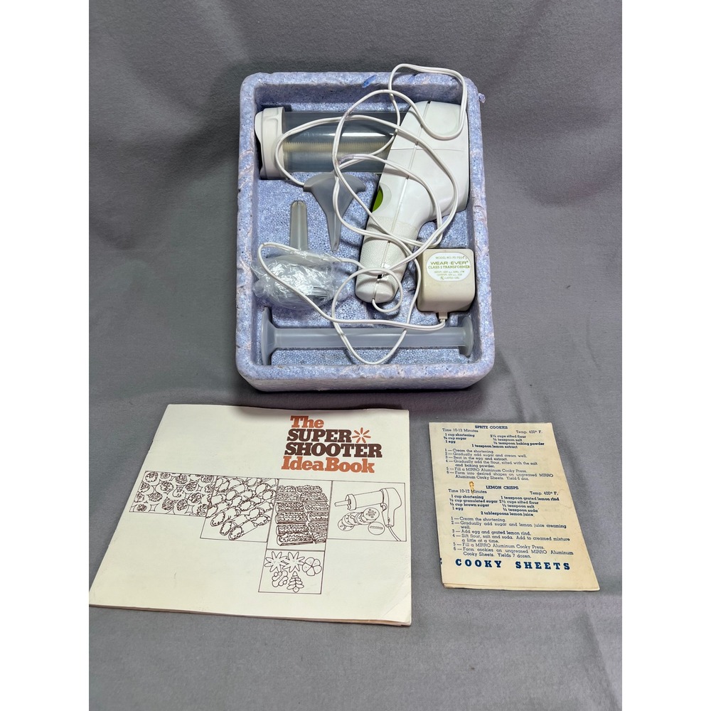 Wear-Ever Super Shooter Electric Cookie Press White Green Vintage Kitchen‎ Retro